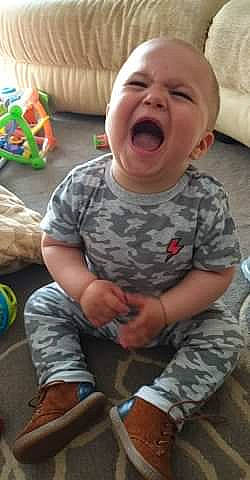 Hyllan a rejoint le concours — aidez-le/la à gagner de superbes lots ! arm, baby, baby_laughing, cheek, child, facial_expression, fun, head, jaw, laugh, mouth, nose, person, play, sleeve, smile, toddler, tooth