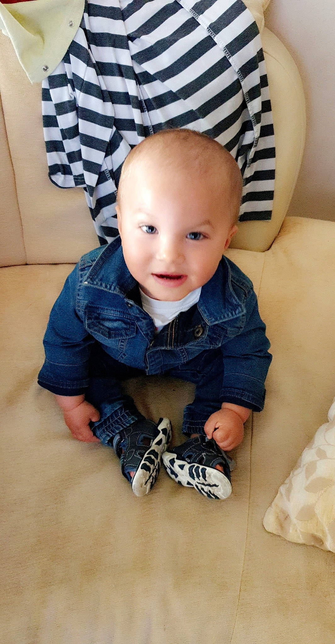 Hyllan participe au concours pour gagner de l'argent avec cette photo : baby, baby_toddler_clothing, cheek, child, floor, flooring, footwear, head, jeans, leg, outerwear, person, shoe, sitting, skin, sleeve, toddler
