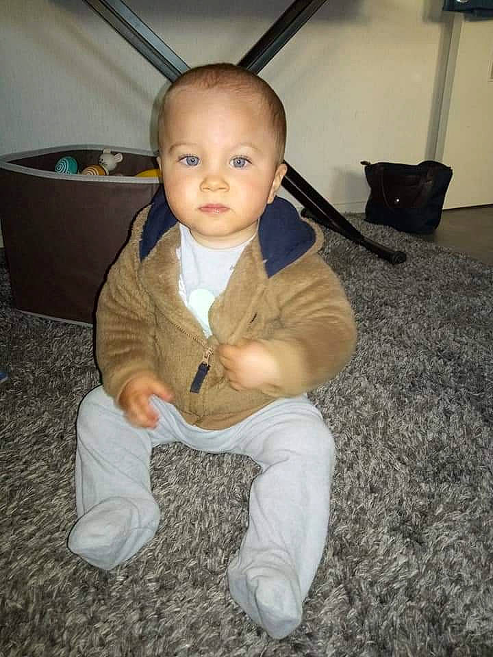 Hyllan participe au concours pour gagner de l'argent avec cette photo : baby, cheek, child, eye, head, person, sitting, smile, toddler