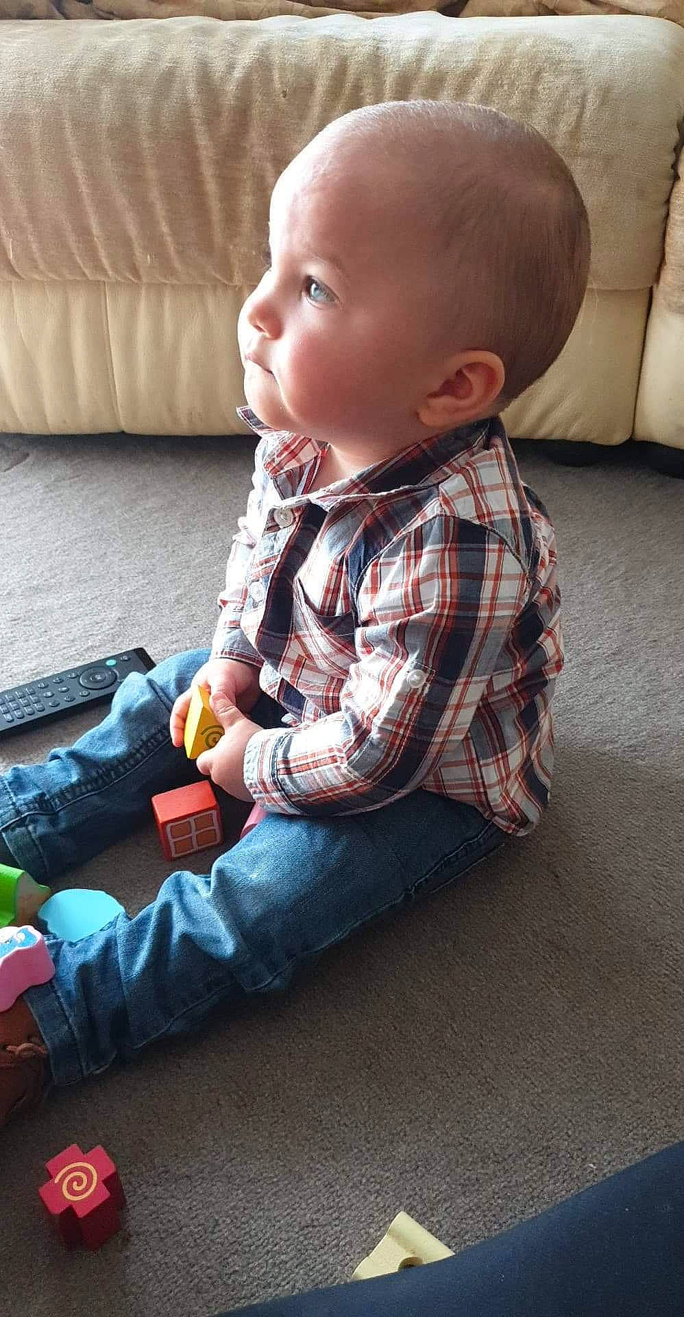 Hyllan a rejoint le concours — aidez-le/la à gagner de superbes lots ! baby, cheek, child, person, play, sitting, toddler