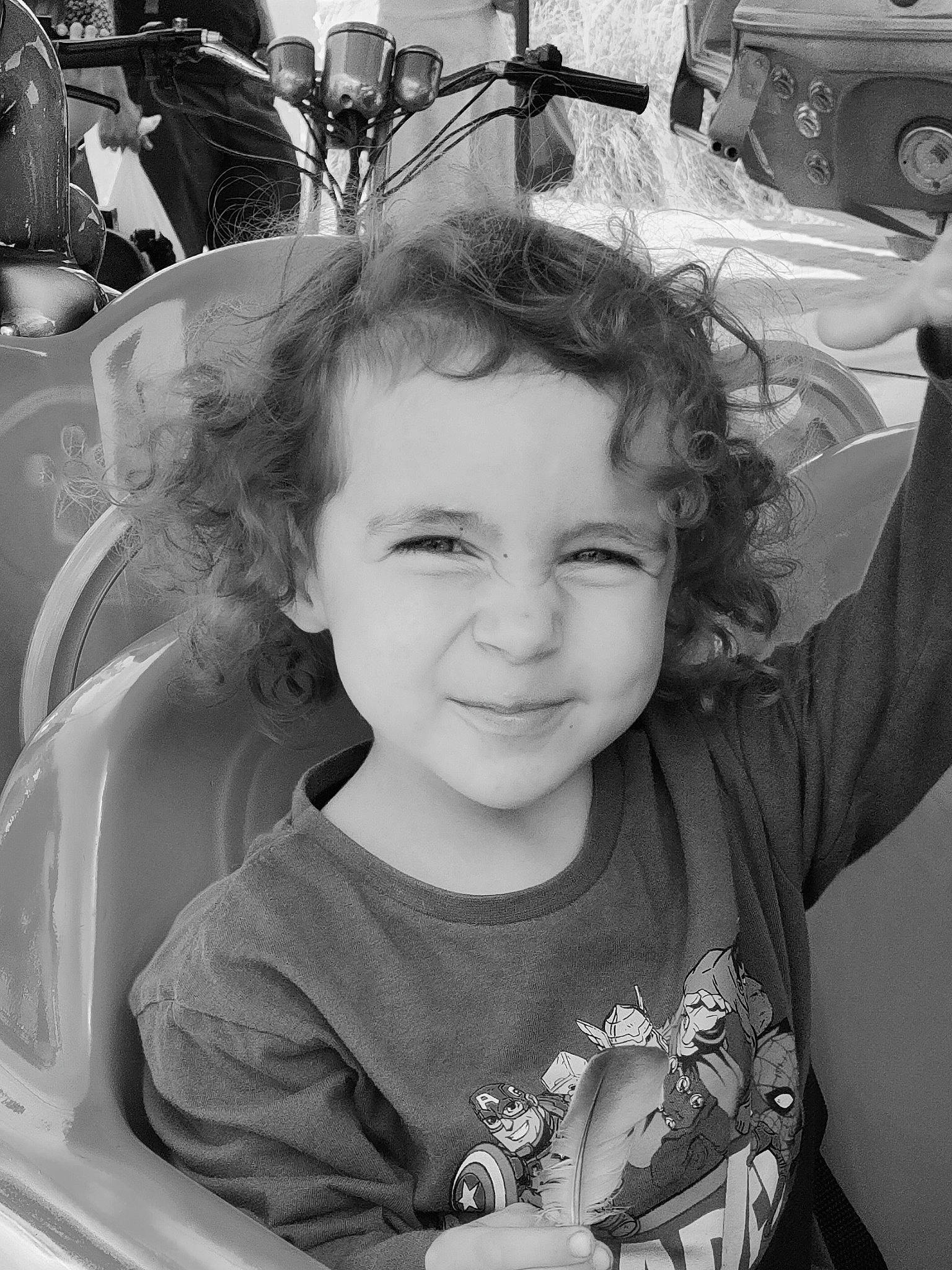 Daria participe au concours pour gagner de l'argent avec cette photo : black, black_and_white, ear, eye, facial_expression, gesture, hairstyle, happy, human, iris, joy, mammal, motor_vehicle, organ, person, photograph, skin, smile, standing, style