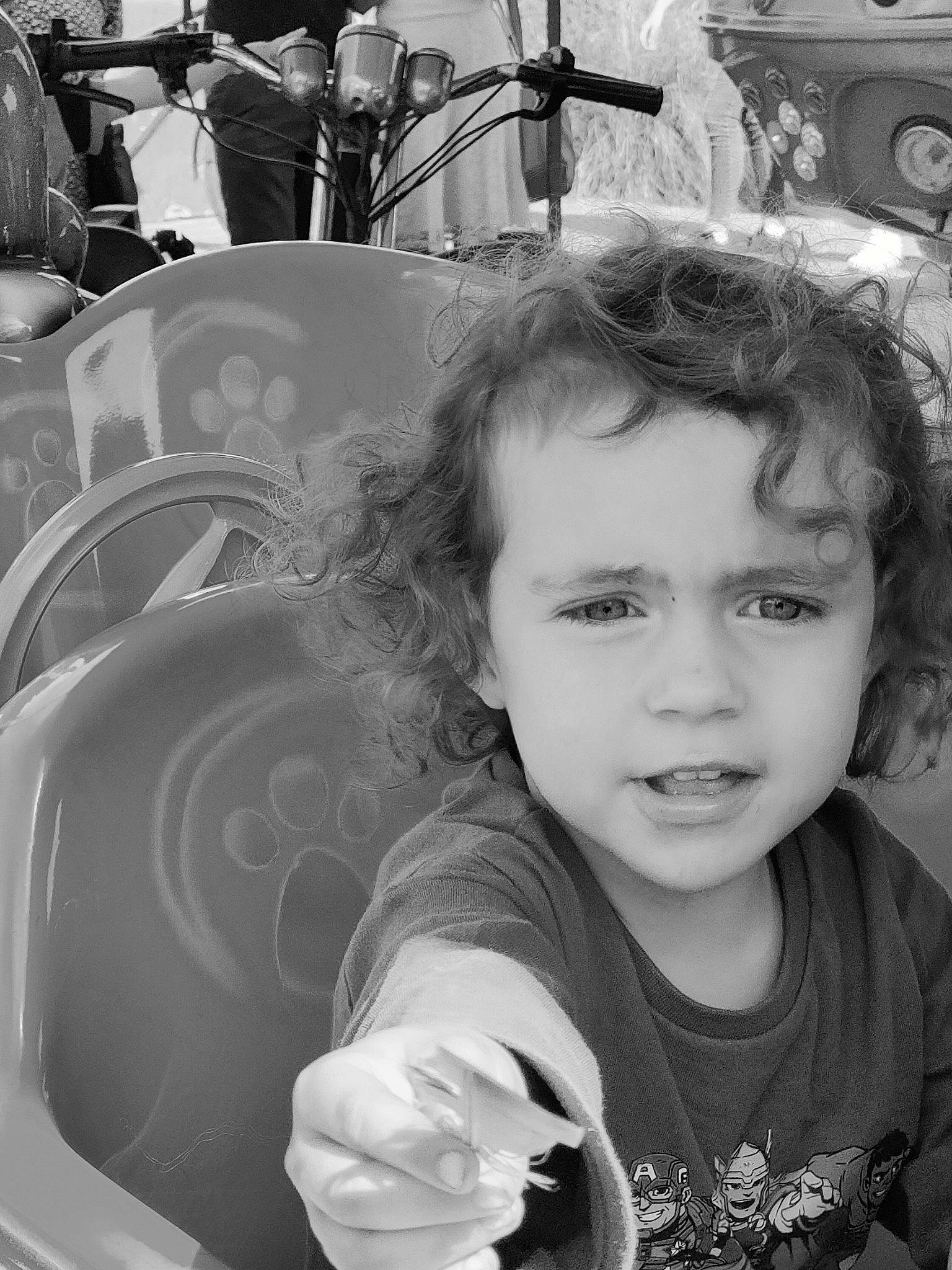 Daria participe au concours pour gagner de l'argent avec cette photo : black, black_and_white, cool, facial_expression, fun, gesture, hairstyle, happy, human, iris, monochrome, monochrome_photography, motor_vehicle, organ, person, photograph, smile, standing, style, tire