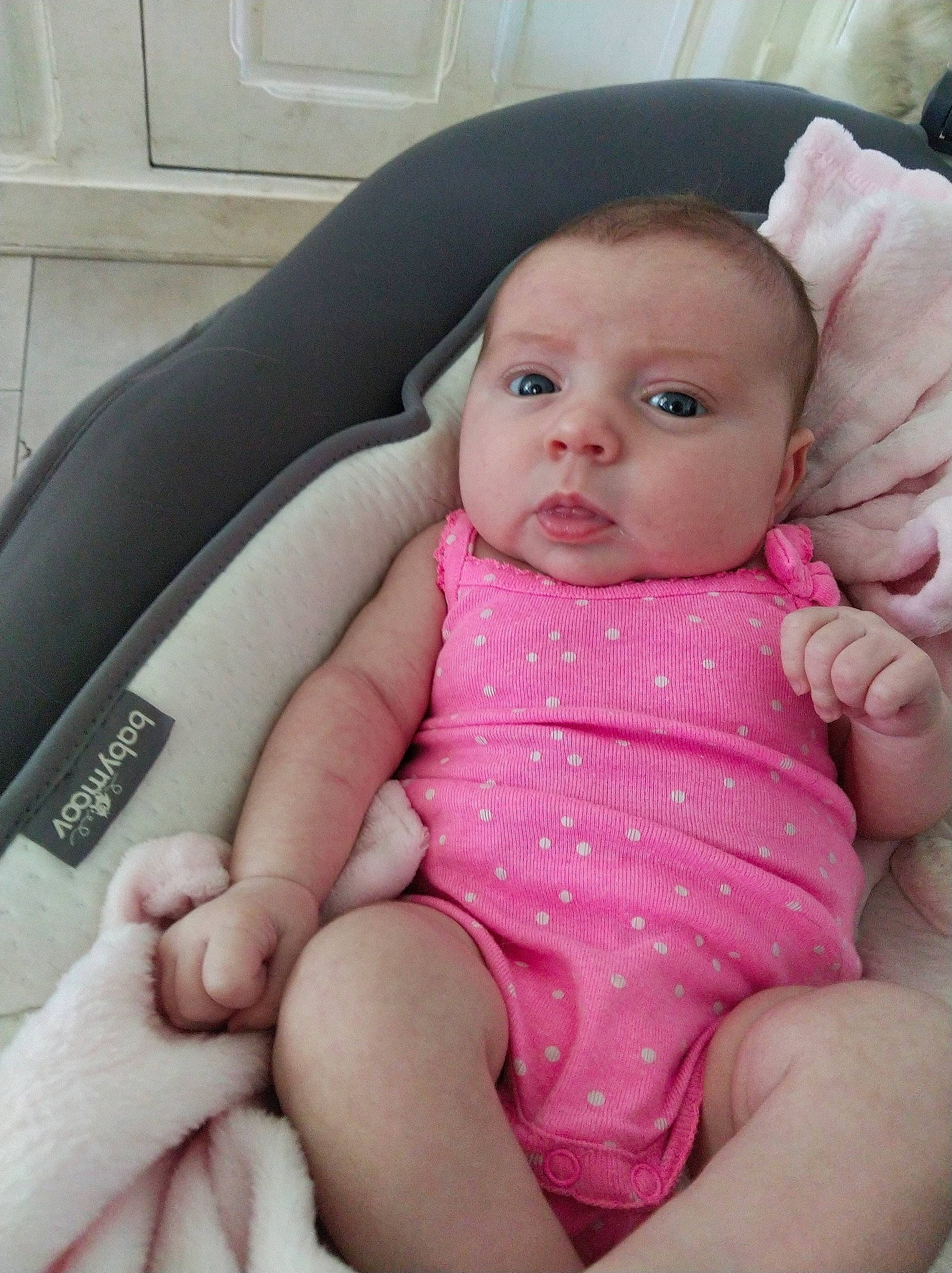 Daria a rejoint le concours — aidez-le/la à gagner de superbes lots ! baby, baby_in_car_seat, baby_products, beauty, car_seat, cheek, child, eye, face, hand, head, iris, lip, mouth, nose, person, pink, product, sitting, skin