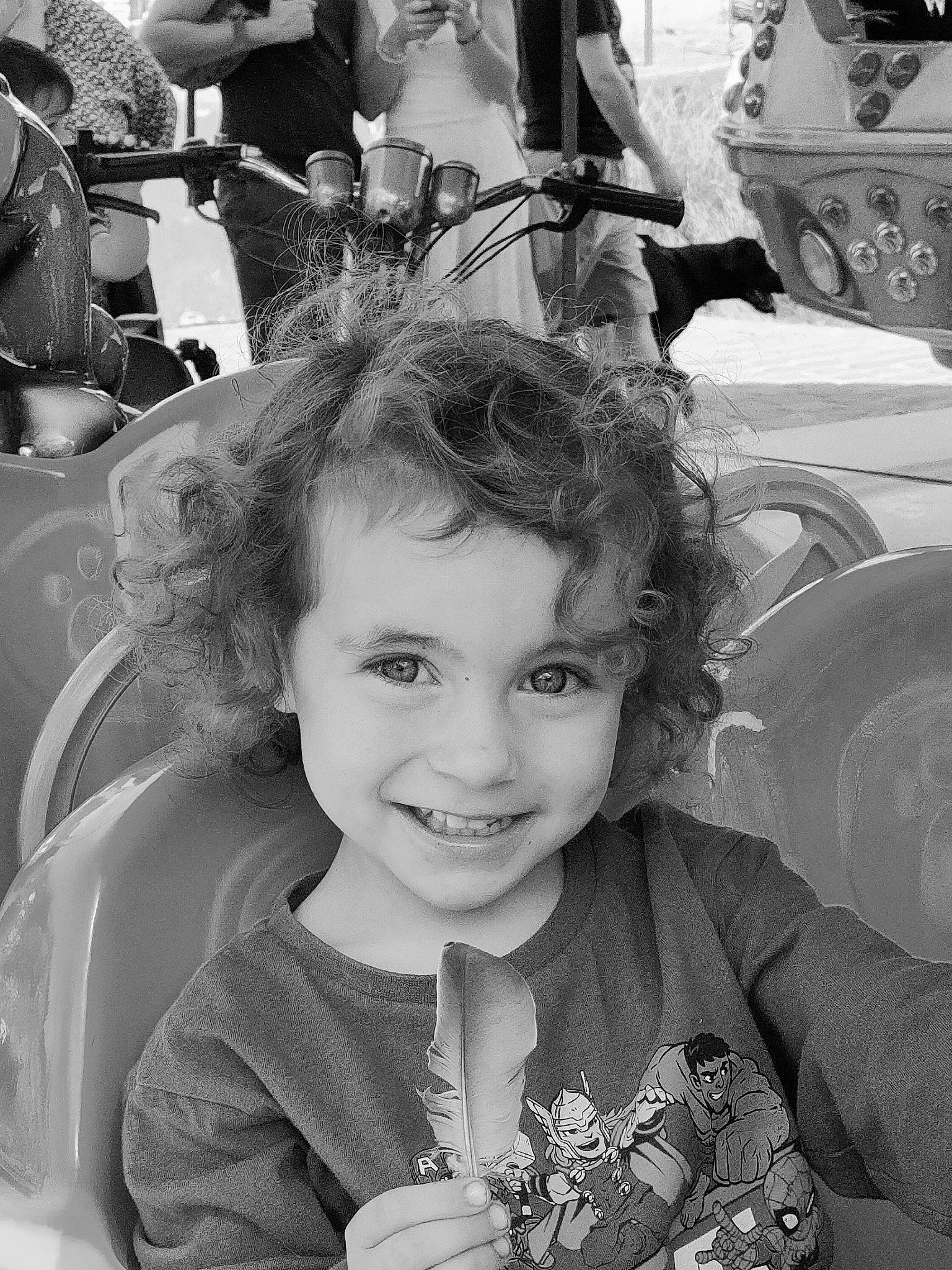 Daria participe au concours pour gagner de l'argent avec cette photo : black, black_and_white, cool, eyewear, facial_expression, fun, hairstyle, happy, iris, joy, monochrome, motor_vehicle, organ, people, person, photograph, skin, smile, standing, style