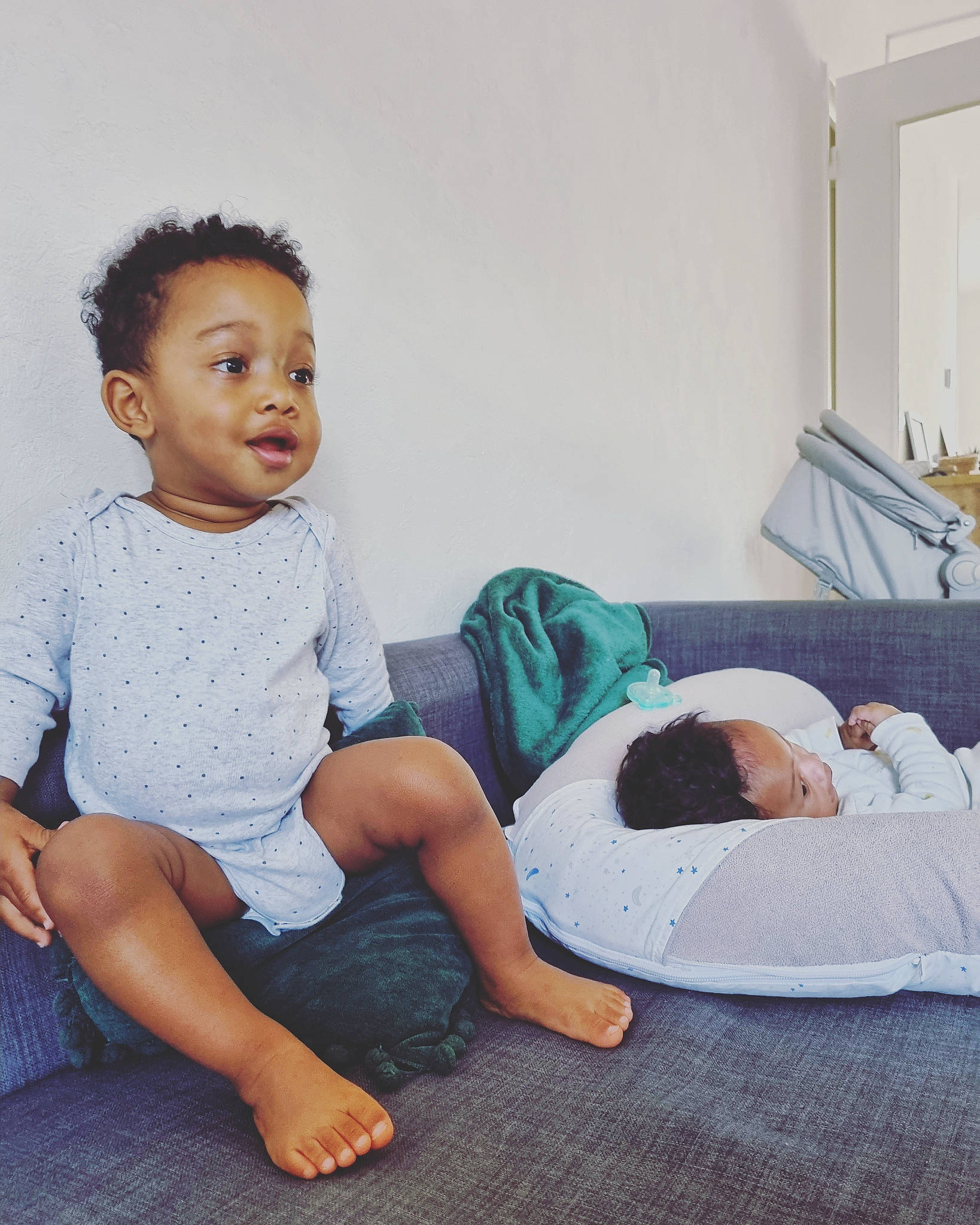 Nael a rejoint le concours — aidez-le/la à gagner de superbes lots ! baby, baby_toddler_clothing, barefoot, comfort, elbow, foot, happy, human_body, human_leg, joint, knee, leg, leisure, neck, person, shorts, shoulder, sleeve, t_shirt, thigh