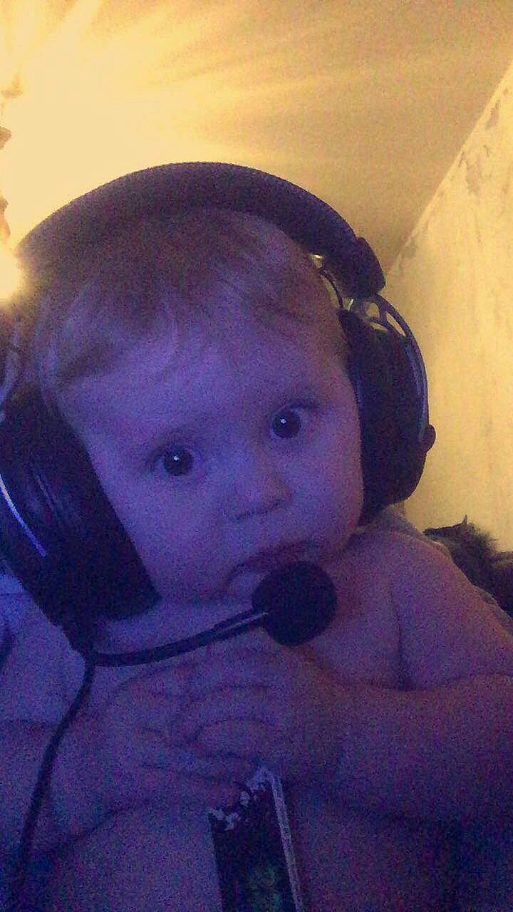 Owen a rejoint le concours — aidez-le/la à gagner de superbes lots ! audio_equipment, baby, cheek, cool, ear, eye, eyebrow, eyelash, fun, gadget, hair, hairstyle, hearing, iris, lip, mouth, nose, peripheral, person, purple