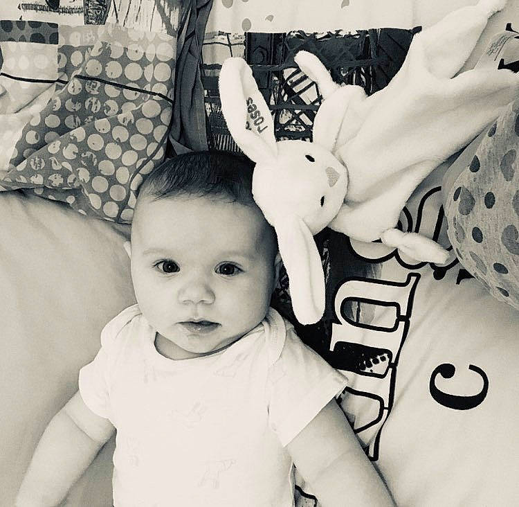 Lylou a rejoint le concours — aidez-le/la à gagner de superbes lots ! arm, baby, black_and_white, child, cool, eye, family, hand, happy, monochrome, monochrome_photography, person, photography, product, room, smile, snapshot, style, t_shirt, toddler