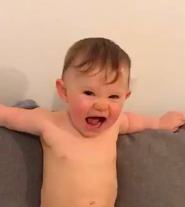 Lylou participe au concours pour gagner de l'argent avec cette photo : arm, baby, baby_making_funny_faces, barechested, cheek, child, chin, face, facial_expression, forehead, fun, head, lip, mouth, muscle, neck, nose, organ, person, skin