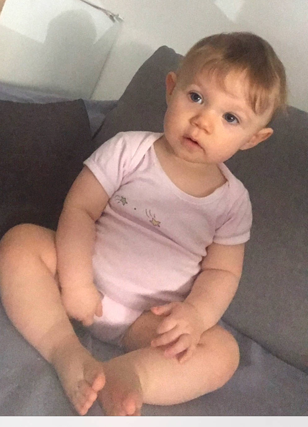 Lylou a rejoint le concours — aidez-le/la à gagner de superbes lots ! abdomen, arm, baby, cheek, child, leg, neck, person, sitting, skin, stomach, toddler