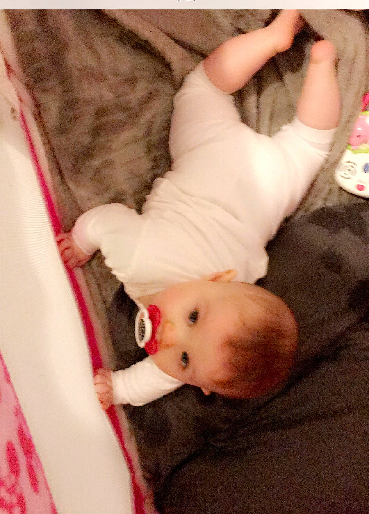 Lylou participe au concours pour gagner de l'argent avec cette photo : baby, cheek, child, finger, leg, person, pink, skin, toddler