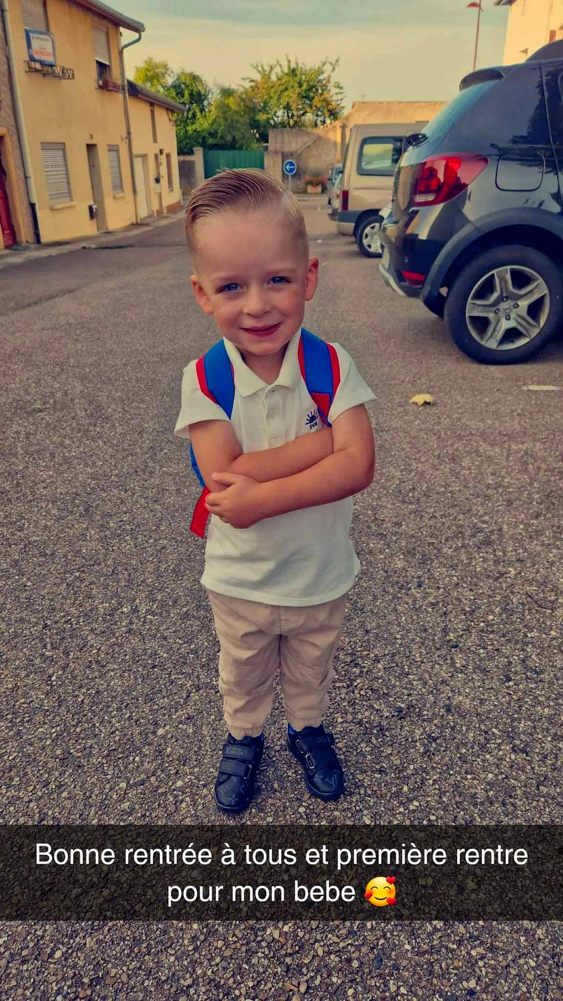 Timothée a rejoint le concours — aidez-le/la à gagner de superbes lots ! asphalt, automotive_lighting, car, cool, electric_blue, grass, happy, joy, light, morning, person, photograph, plant, road_surface, shoe, smile, summer, t_shirt, tire, toddler