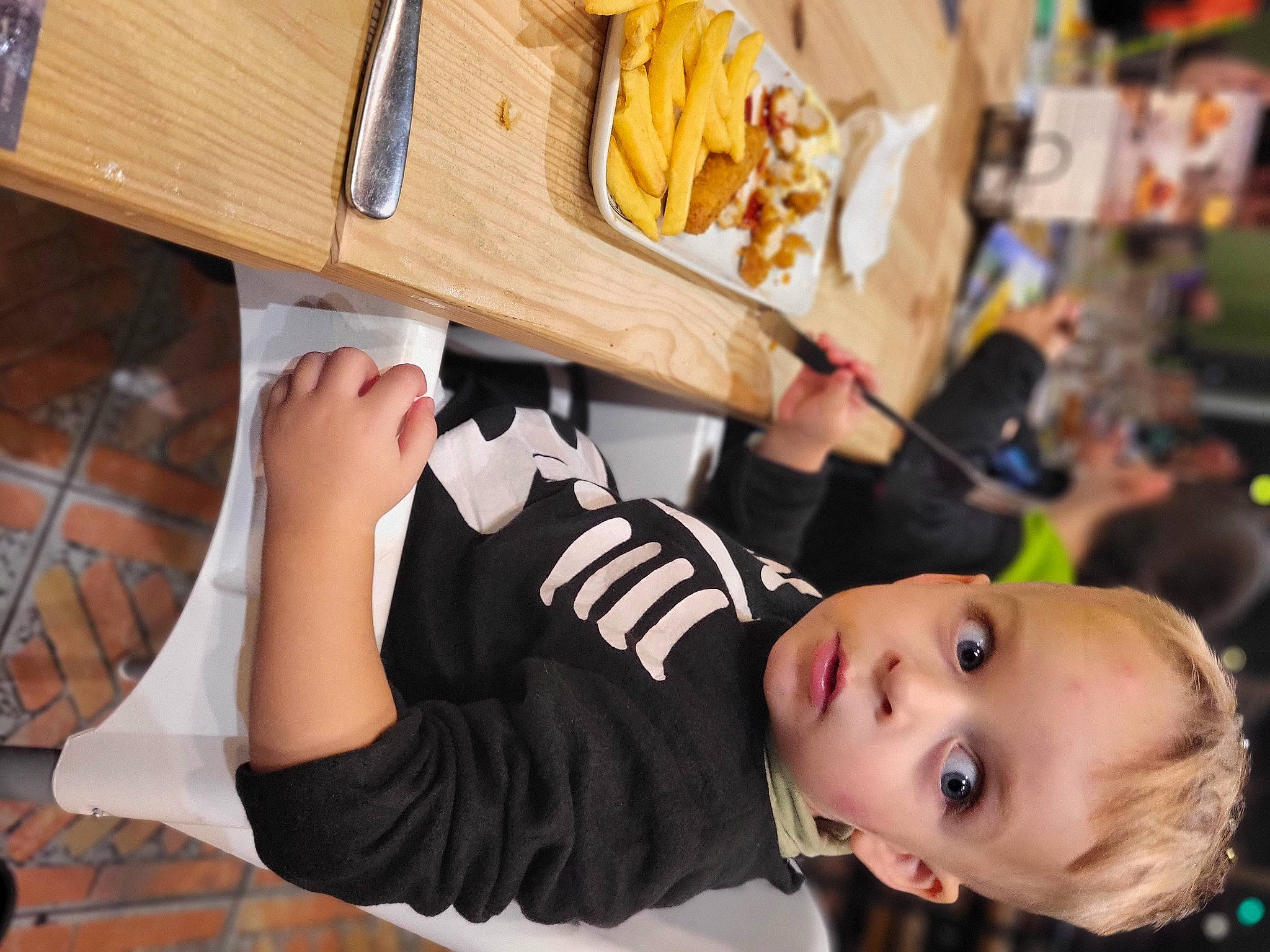 Timothée participe au concours pour gagner de l'argent avec cette photo : chair, child, flooring, foot, fun, fur, hardwood, human_leg, leisure, nail, person, recreation, room, shorts, table, thigh, toddler, tree, wood, wood_stain