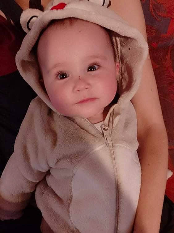 Eliana participe au concours pour gagner de l'argent avec cette photo : baby, baby_toddler_clothing, cap, cheek, eye, eyebrow, eyelash, hairstyle, happy, head, headgear, iris, lip, mouth, person, pink, skin, sleeve, smile, textile