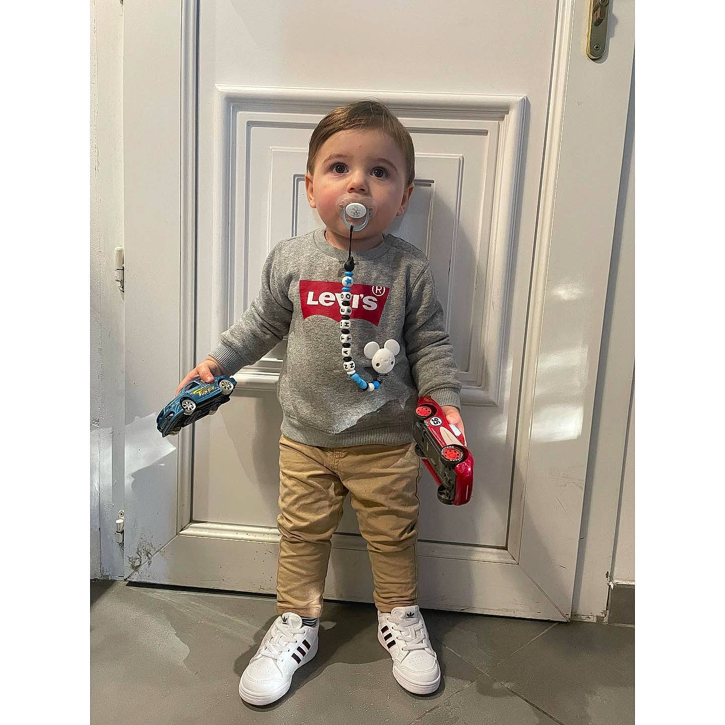 Nathéo participe au concours pour gagner de l'argent avec cette photo : baby_toddler_clothing, bag, denim, elbow, face, gas, gesture, head, human_body, knee, leg, outdoor_shoe, person, product, rectangle, shorts, sleeve, t_shirt, toddler, waist