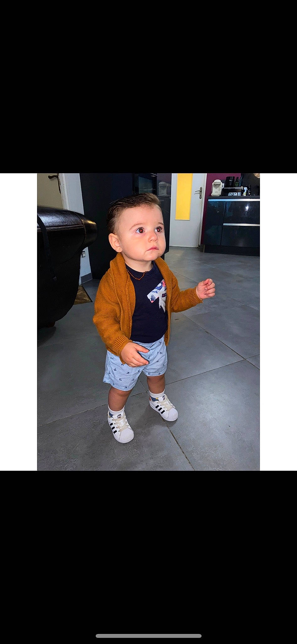 Nathéo participe au concours pour gagner de l'argent avec cette photo : asphalt, automotive_exterior, baby, baby_toddler_clothing, child, flash_photography, flooring, fun, happy, human_leg, leg, luxury_vehicle, person, shorts, sitting, sleeve, t_shirt, toddler, travel, trunk
