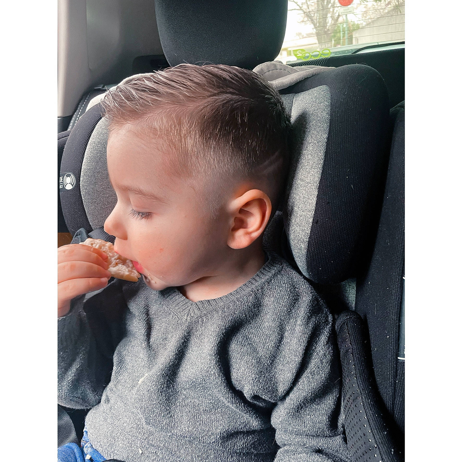 Nathéo a rejoint le concours — aidez-le/la à gagner de superbes lots ! auto_part, automotive_exterior, baby, baby_toddler_clothing, car_seat, car_seat_cover, child, comfort, ear, eyelash, hair, happy, head, metal, nose, outerwear, person, sleeve, t_shirt, toddler