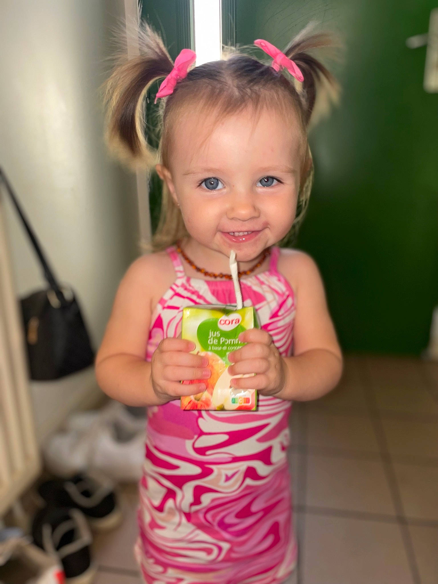 Fidji a rejoint le concours — aidez-le/la à gagner de superbes lots ! baby_toddler_clothing, beauty, cheek, child, costume_hat, day_dress, dress, event, fashion_accessory, fun, hair_accessory, happy, headband, headpiece, joy, magenta, pattern, person, pink, skin