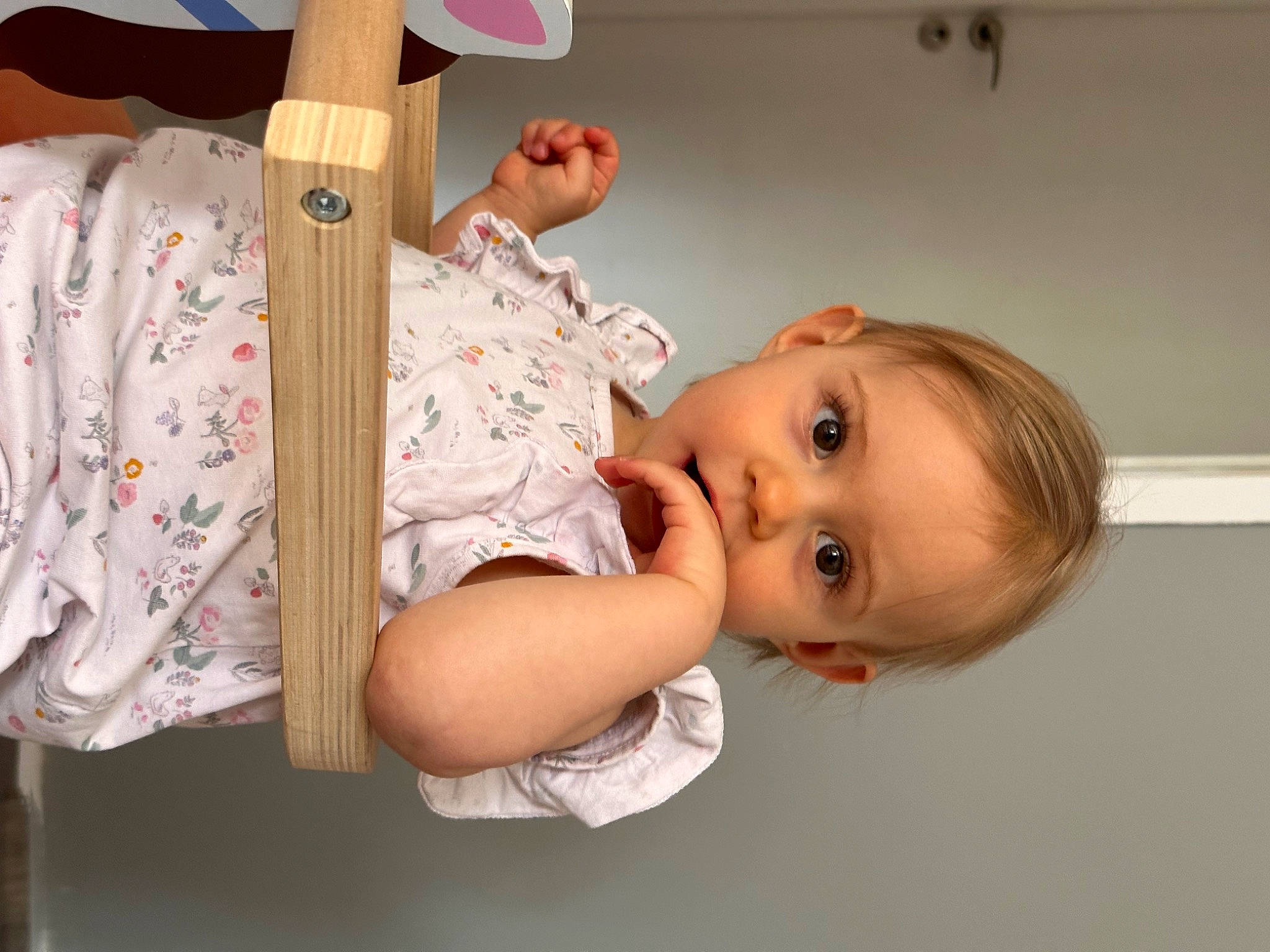 Milla a rejoint le concours — aidez-le/la à gagner de superbes lots ! baby, baby_products, baby_safety, baby_toddler_clothing, cheek, child, collar, dress_shirt, elbow, eyelash, fun, gesture, happy, nose, person, room, sleeve, toddler, wood