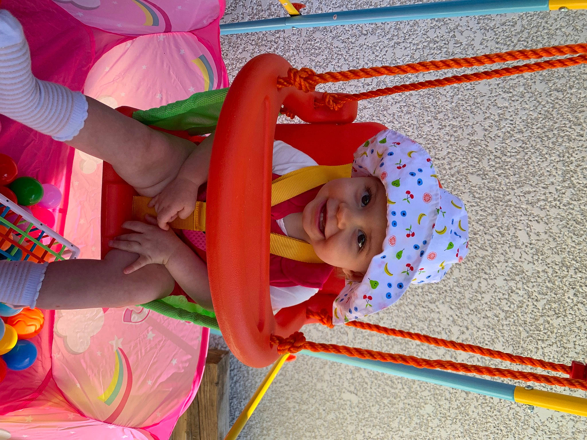 Milla participe au concours pour gagner de l'argent avec cette photo : baby, baby_products, child, event, festival, flooring, fun, happy, hat, headwear, joy, leisure, magenta, party_supply, pattern, person, play, product, recreation, smile