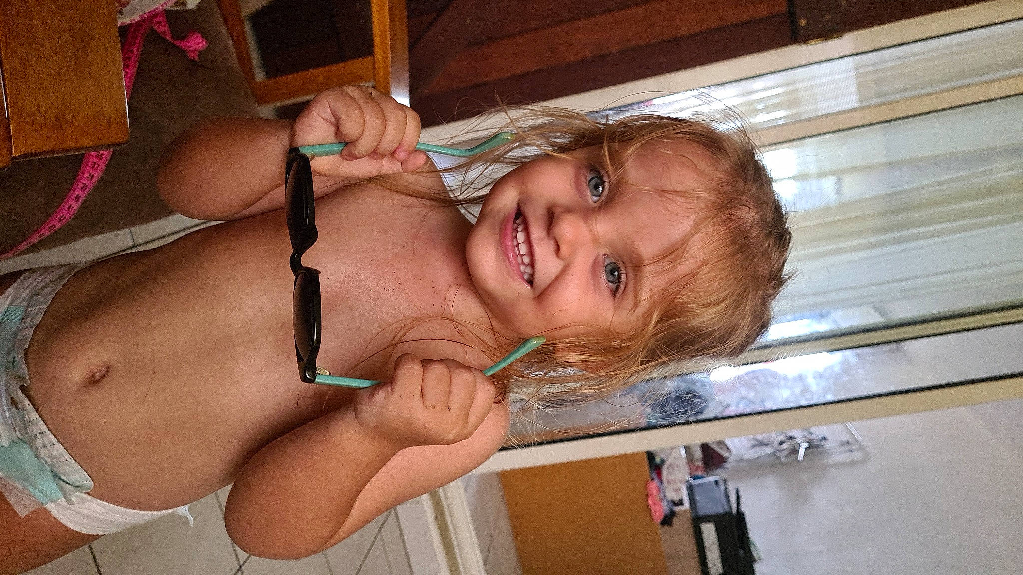 Agathe a rejoint le concours — aidez-le/la à gagner de superbes lots ! cheek, chest, eyebrow, eyelash, finger, fun, gesture, happy, human_body, jaw, joy, lip, mouth, muscle, neck, nose, person, skin, smile, thumb