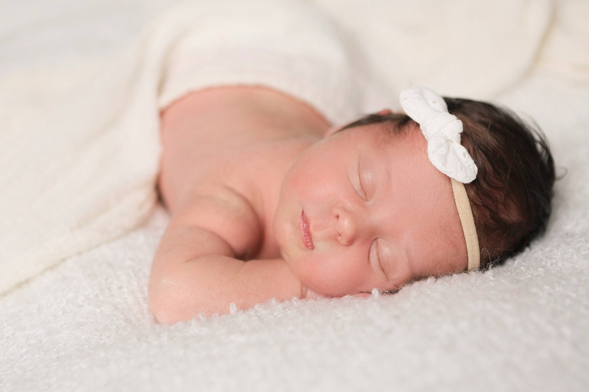 Céleste participe au concours pour gagner de l'argent avec cette photo : baby, baby_sleeping, baby_toddler_clothing, bedtime, cheek, child, comfort, eyelash, fashion_accessory, flesh, hair_accessory, headband, headpiece, jewellery, linens, nap, person, portrait_photography, sleep, toddler