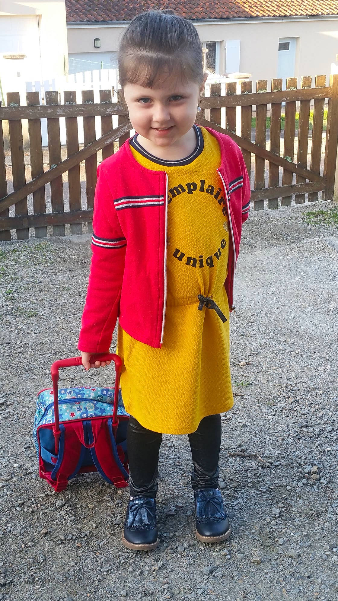 Aëla participe au concours pour gagner de l'argent avec cette photo : baby_toddler_clothing, bag, child, electric_blue, eye, fence, fun, happy, joy, leisure, luggage_and_bags, outerwear, pattern, person, shoe, sleeve, snapshot, standing, street_fashion, t_shirt