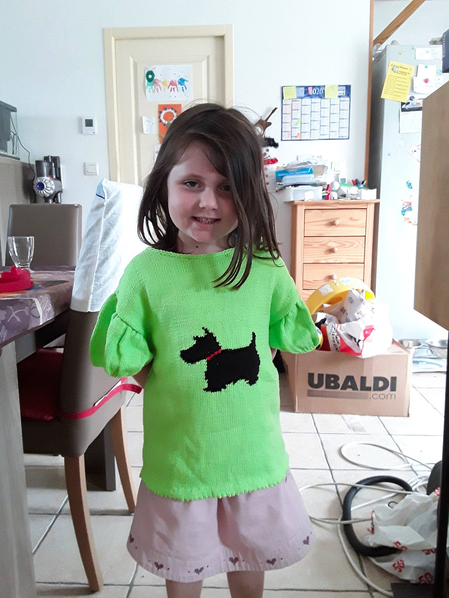 Aëla a rejoint le concours — aidez-le/la à gagner de superbes lots ! child, elbow, event, happy, homemaker, human_leg, joint, joy, knee, neck, person, room, service, shelf, shorts, sleeve, smile, standing, t_shirt, thigh