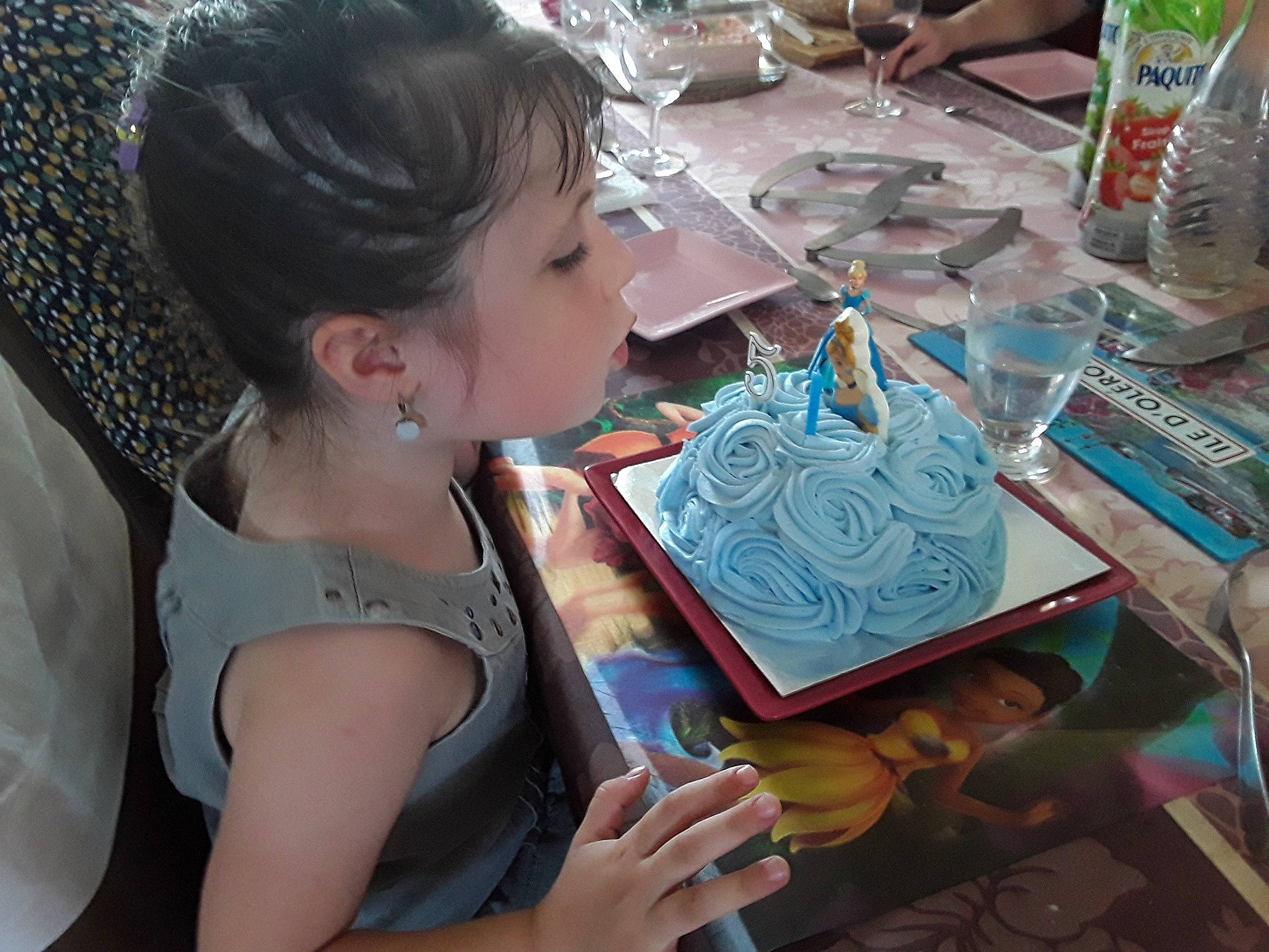 Aëla a rejoint le concours — aidez-le/la à gagner de superbes lots ! art, artist, automotive_design, beauty, desk, engineering, eyewear, fashion_design, fun, hand, illustration, leisure, paint, painting, person, table, tableware, visual_arts, water_bottle, wine_glass