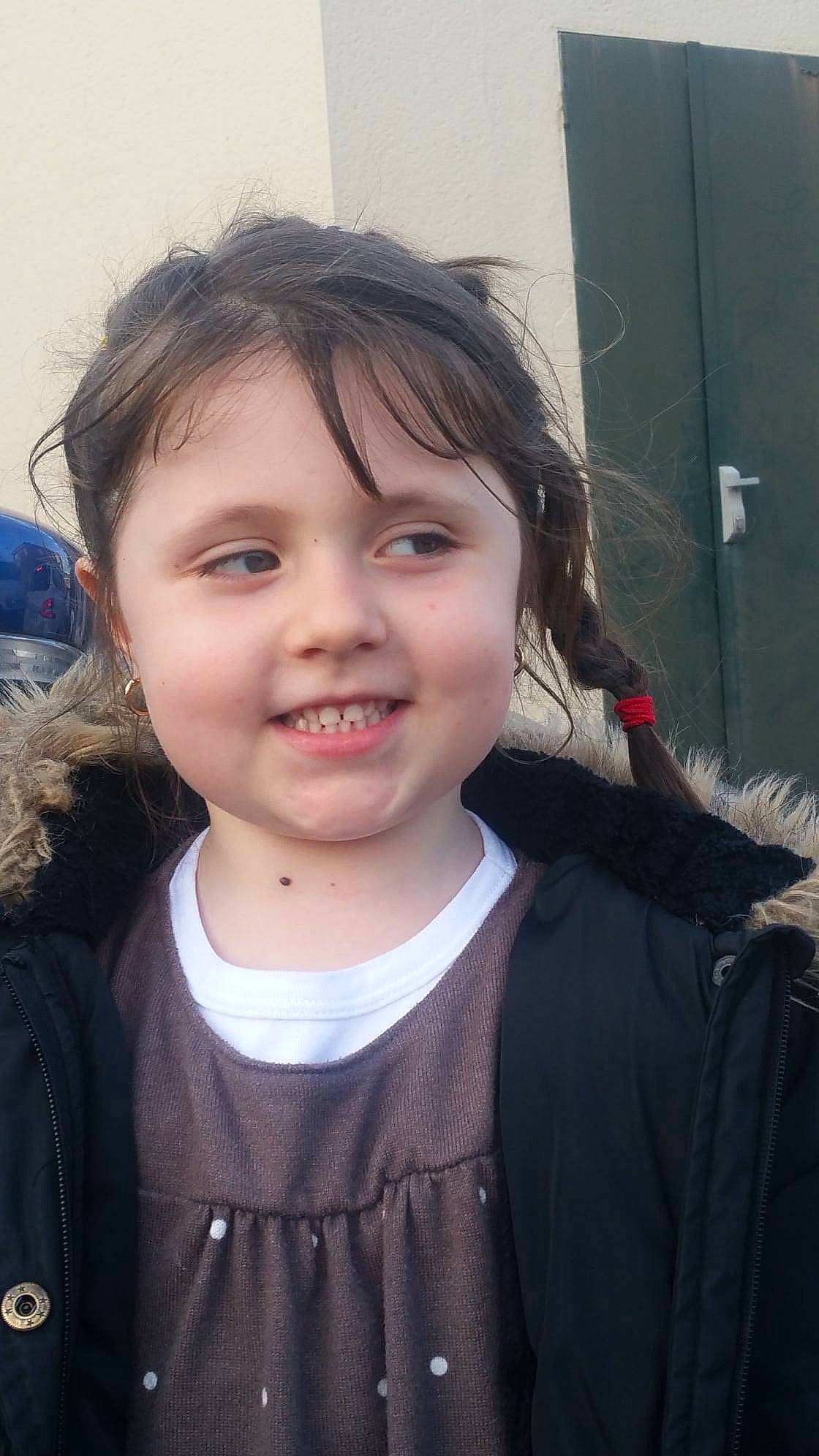 Aëla a rejoint le concours — aidez-le/la à gagner de superbes lots ! bangs, black_hair, cheek, chin, clothing, eye, eyebrow, eyelash, forehead, fun, hairstyle, happy, iris, jaw, joy, lip, nose, person, skin, sleeve