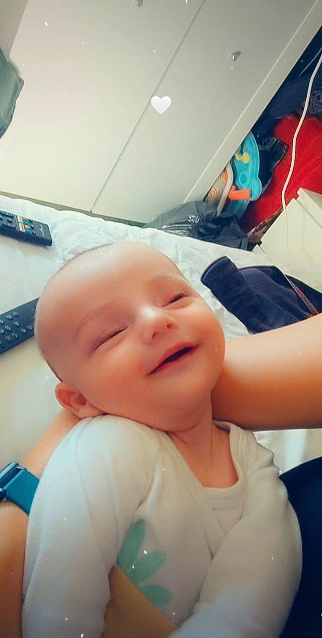 Thybaut a rejoint le concours — aidez-le/la à gagner de superbes lots ! arm, baby, baby_laughing, baby_toddler_clothing, cheek, chest, child, comfort, fun, gesture, happy, leisure, mouth, nose, person, room, shoulder, sitting, smile, thumb