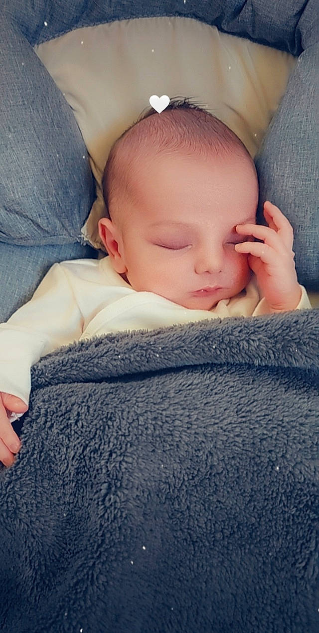 Thybaut a rejoint le concours — aidez-le/la à gagner de superbes lots ! baby, baby_sleeping, baby_toddler_clothing, bedtime, cheek, child, chin, comfort, eye, eyebrow, eyelash, iris, linens, lip, nose, person, skin, sleeve, thumb, toddler