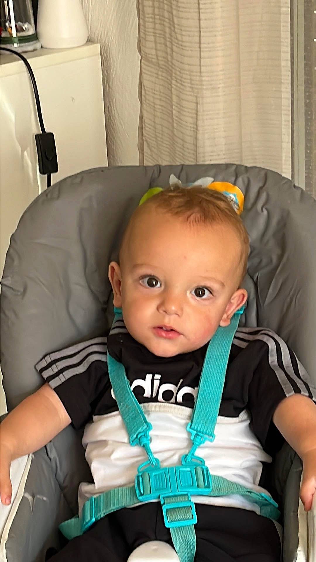 Thybaut participe au concours pour gagner de l'argent avec cette photo : auto_part, baby, baby_carriage, baby_products, baby_safety, baby_toddler_clothing, bag, car_seat, chair, child, comfort, electric_blue, fashion_accessory, luggage_and_bags, person, room, sitting, smile, strap, toddler