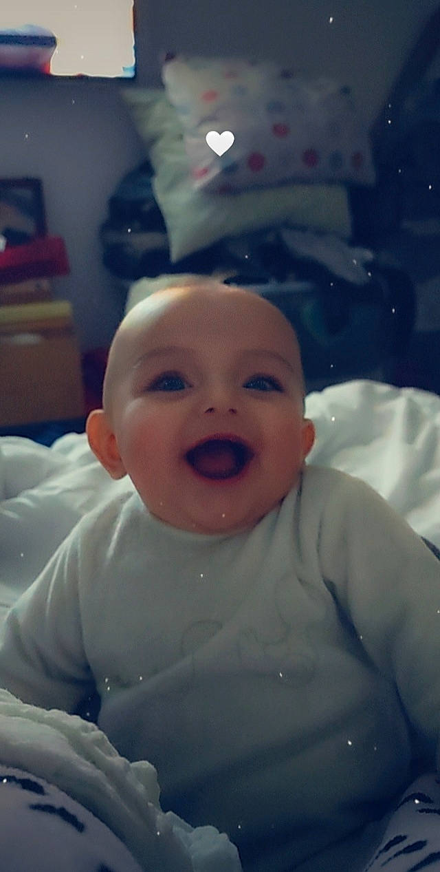 Thybaut participe au concours pour gagner de l'argent avec cette photo : baby, baby_laughing, cheek, child, chin, cloud, eye, eyebrow, forehead, fun, gesture, happy, human_body, iris, lip, mouth, nose, person, sky, smile