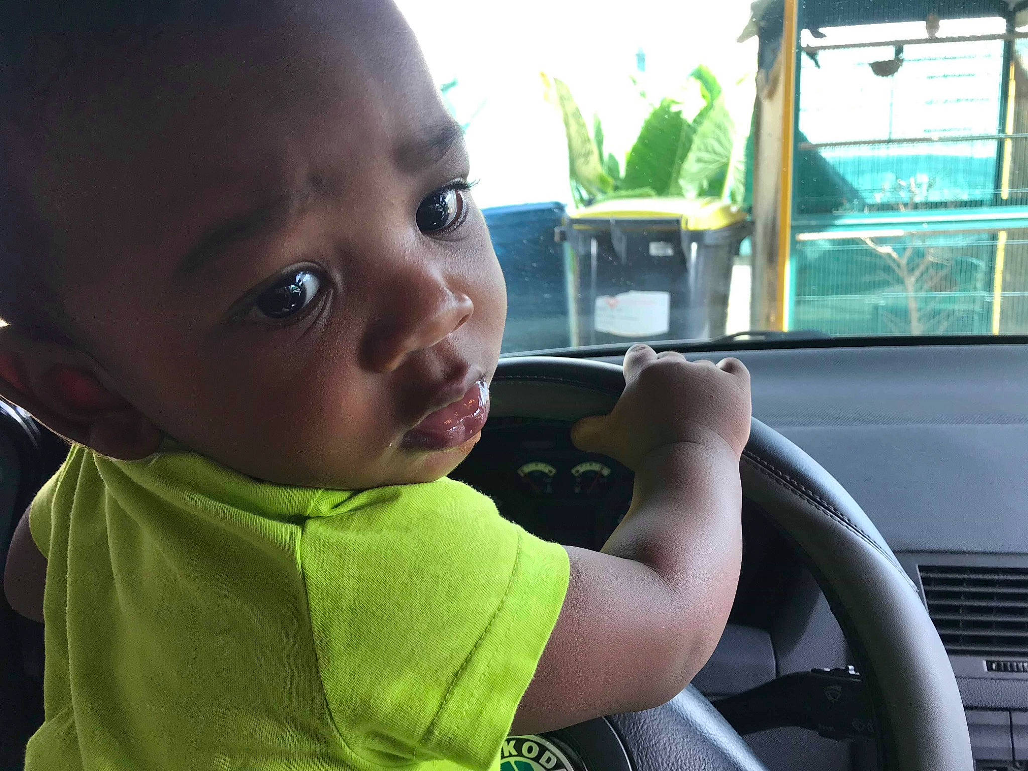 Sihem participe au concours pour gagner de l'argent avec cette photo : black_hair, car, child, eye, face, girl, green, infant, person, skin, smile, toddler