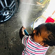 Sihem a rejoint le concours — aidez-le/la à gagner de superbes lots ! child, fun, girl, water