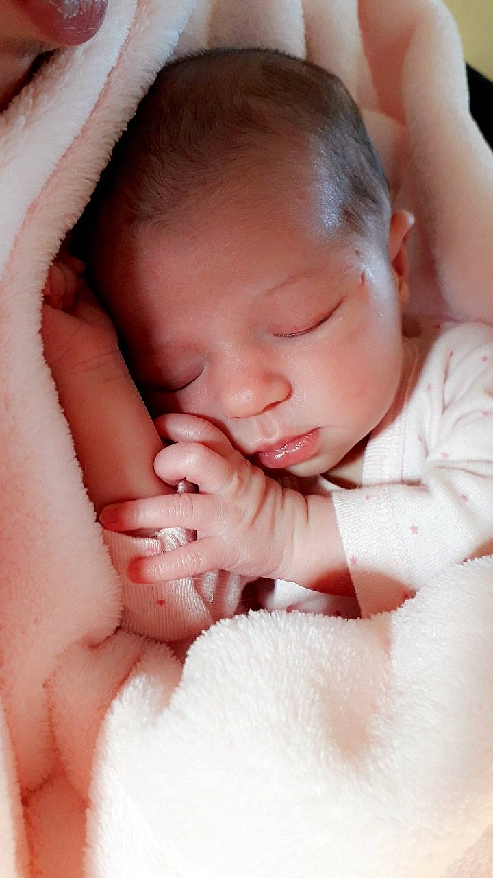 Noémie a rejoint le concours — aidez-le/la à gagner de superbes lots ! baby, baby_sleeping, bedtime, birth, cheek, child, close_up, face, finger, hand, head, lip, mouth, nail, nap, nose, person, skin, sleep, toddler