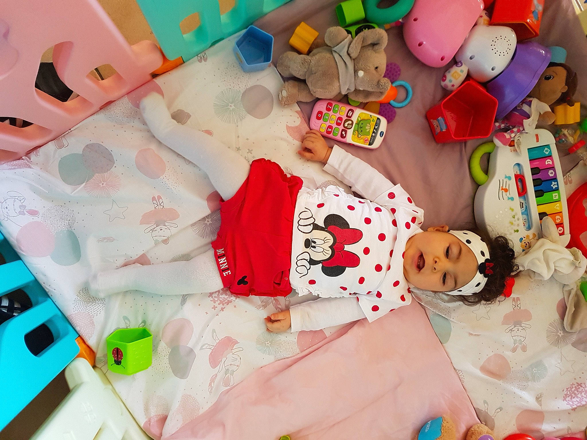 Marine participe au concours pour gagner de l'argent avec cette photo : child, headwear, outerwear, person, pink, room, textile, toy