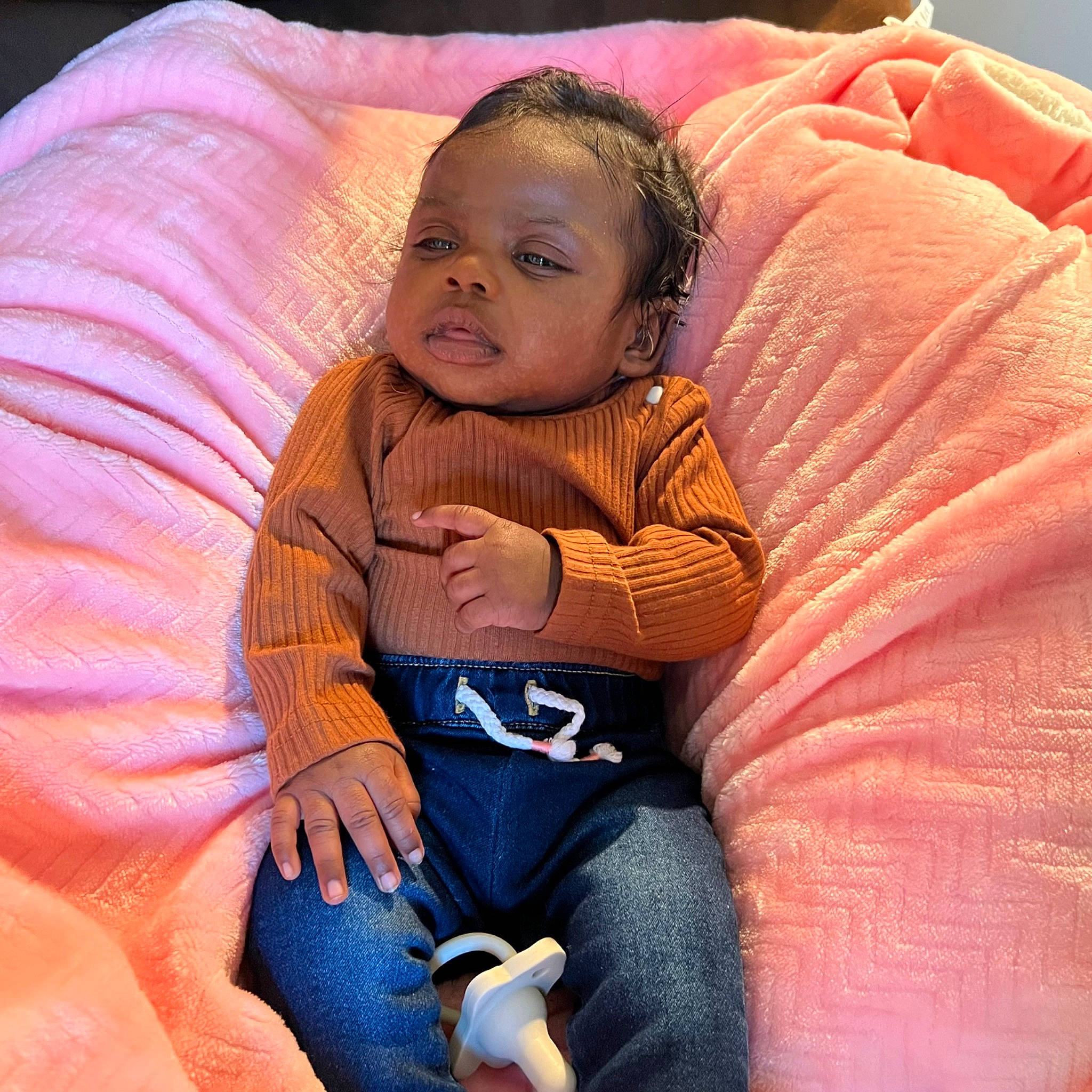 Zanavia is registered to the contest to win money with this photo: arm, cheek, chin, comfort, cool, eye, finger, hair, hairstyle, head, human_body, iris, lap, mouth, nose, orange, person, product, purple, skin