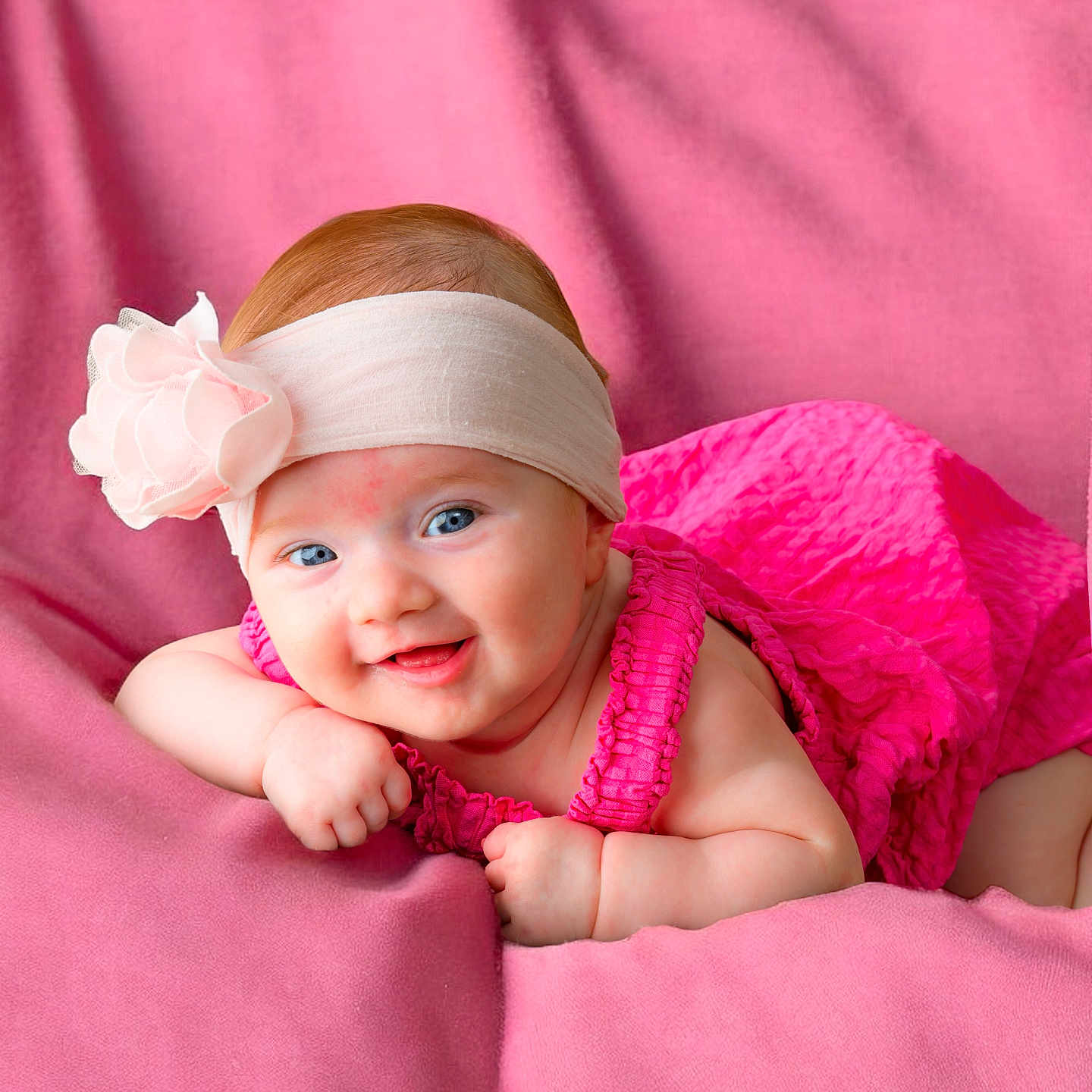 Giorgia a rejoint le concours — aidez-le/la à gagner de superbes lots ! accessories, baby, blanket, bodypart, bonnet, clothing, costume, dress, face, finger, hand, happy, hat, head, headband, newborn, person, photography, portrait, smile