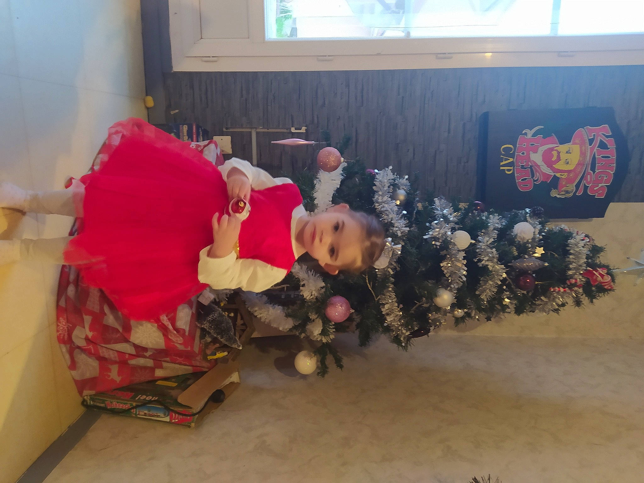 Maelle participe au concours pour gagner de l'argent avec cette photo : box, christmas, costume, ornament, person, tradition