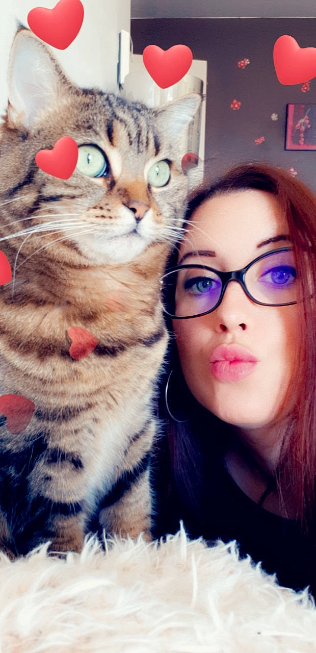 Celenia participe au concours pour gagner de l'argent avec cette photo : cat, cat_like_mammal, cheek, eye, eyewear, fur, girl, glasses, human_hair_color, kitten, lip, mammal, nose, person, pink, skin, small_to_medium_sized_cats, textile, vertebrate, vision_care