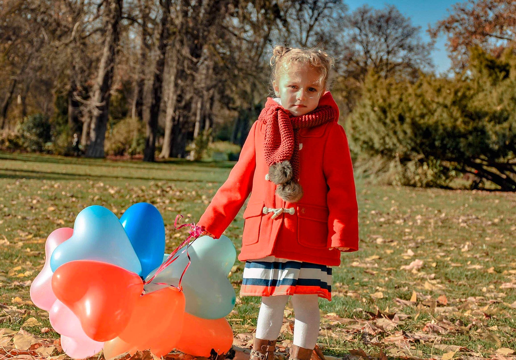 Adela a rejoint le concours — aidez-le/la à gagner de superbes lots ! autumn, child, fun, girl, grass, person, personal_flotation_device, plant, play, recreation, red, spring, toddler, tree, vacation, winter