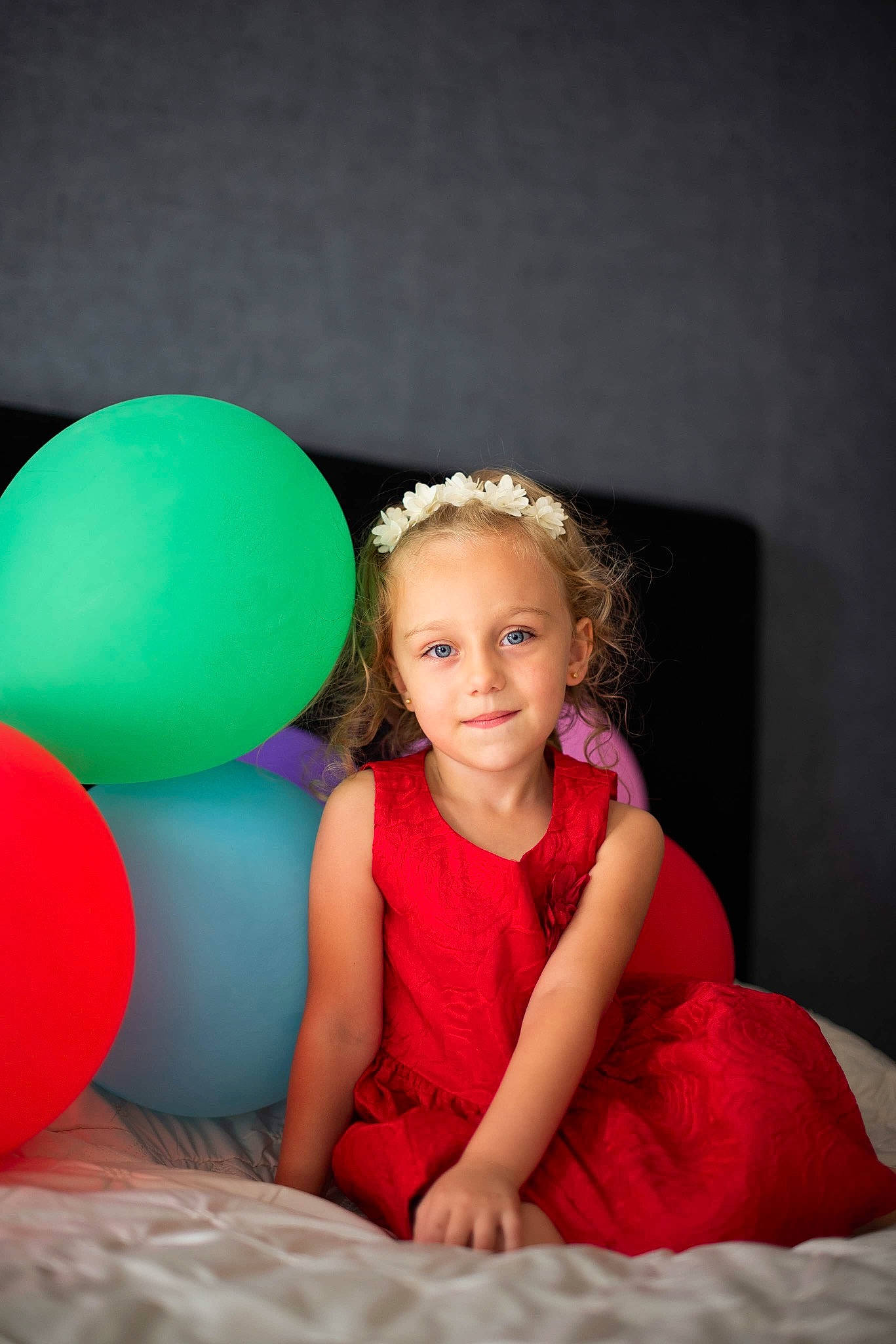 Adela participe au concours pour gagner de l'argent avec cette photo : baby, ball, balloon, child, dress, fun, green, happy, joy, leg, party_supply, person, photo_shoot, photography, pink, red, sitting, skin, smile, stock_photography