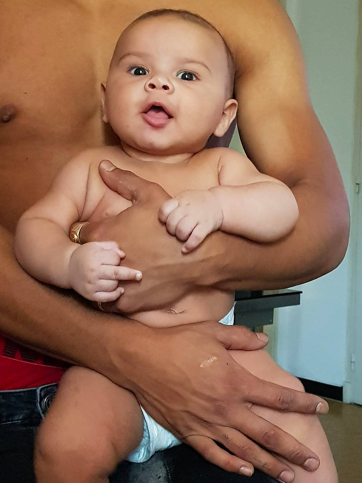 Keylann a rejoint le concours — aidez-le/la à gagner de superbes lots ! abdomen, arm, baby, cheek, child, finger, hand, lip, muscle, person, skin, stomach, thumb, toddler