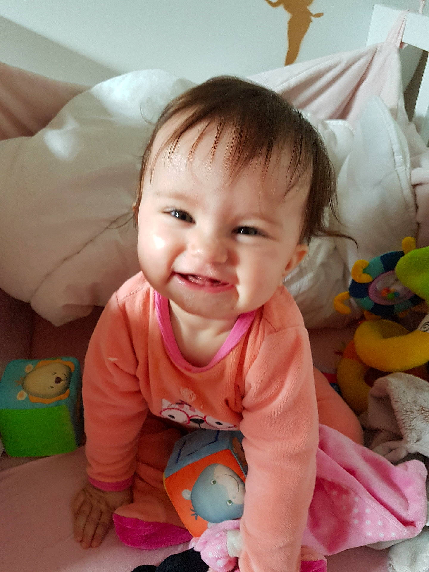 Axelle a rejoint le concours — aidez-le/la à gagner de superbes lots ! boy, cheek, child, day, eye, face, facial_expression, fun, girl, happiness, infant, iris, person, pink, play, product, sitting, skin, smile, toddler