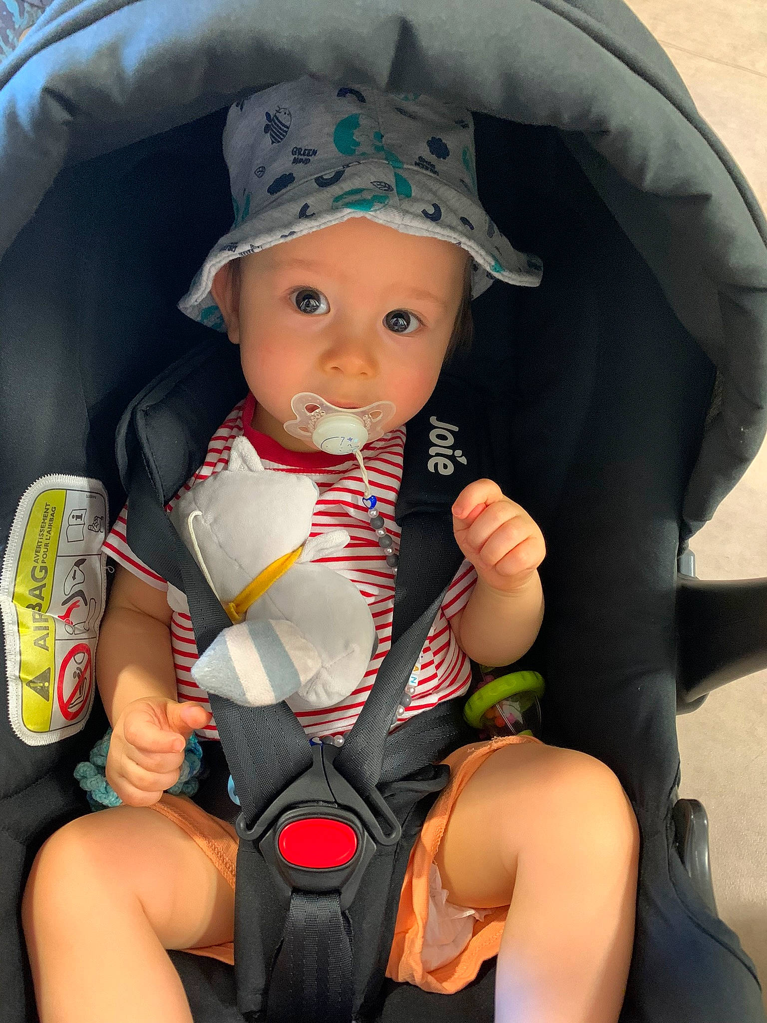 Killian a rejoint le concours — aidez-le/la à gagner de superbes lots ! aluminum_can, auto_part, baby, baby_carriage, baby_products, baby_toddler_clothing, cap, car_seat, child, finger, hat, headwear, human_leg, nail, person, personal_protective_equipment, product, sitting, skin, thigh