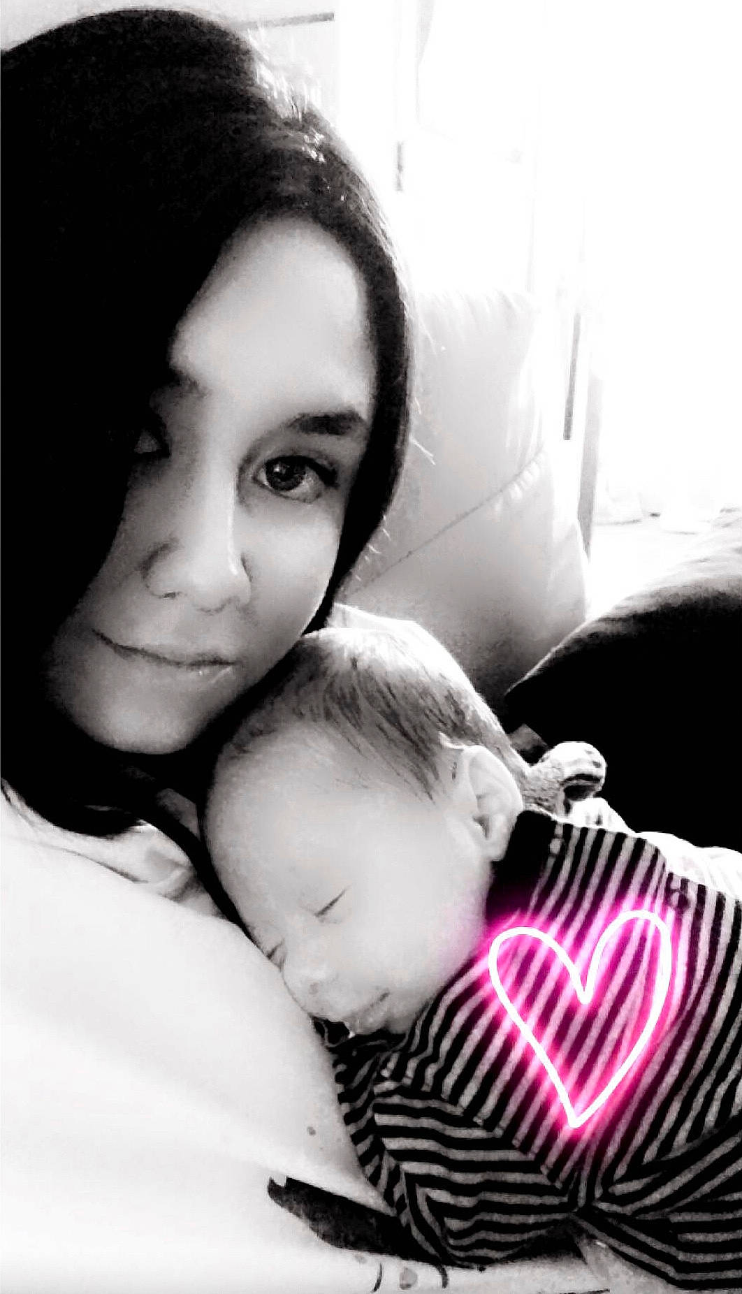 Killian participe au concours pour gagner de l'argent avec cette photo : baby, black_and_white, cheek, chin, comfort, eyebrow, eyelash, facial_expression, flash_photography, gesture, hair, hairstyle, happy, iris, joy, lip, mouth, nose, person, skin