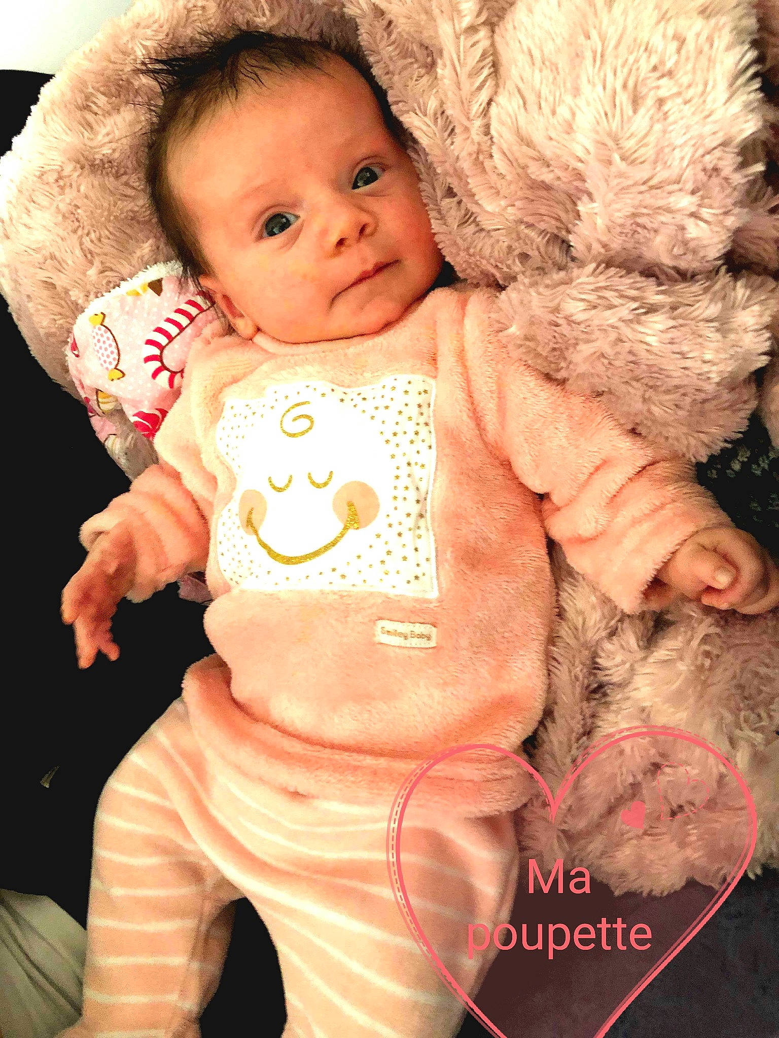 Sélène participe au concours pour gagner de l'argent avec cette photo : baby, baby_toddler_clothing, cheek, child, person, pink, product, skin, smile, stuffed_toy, toddler, toy