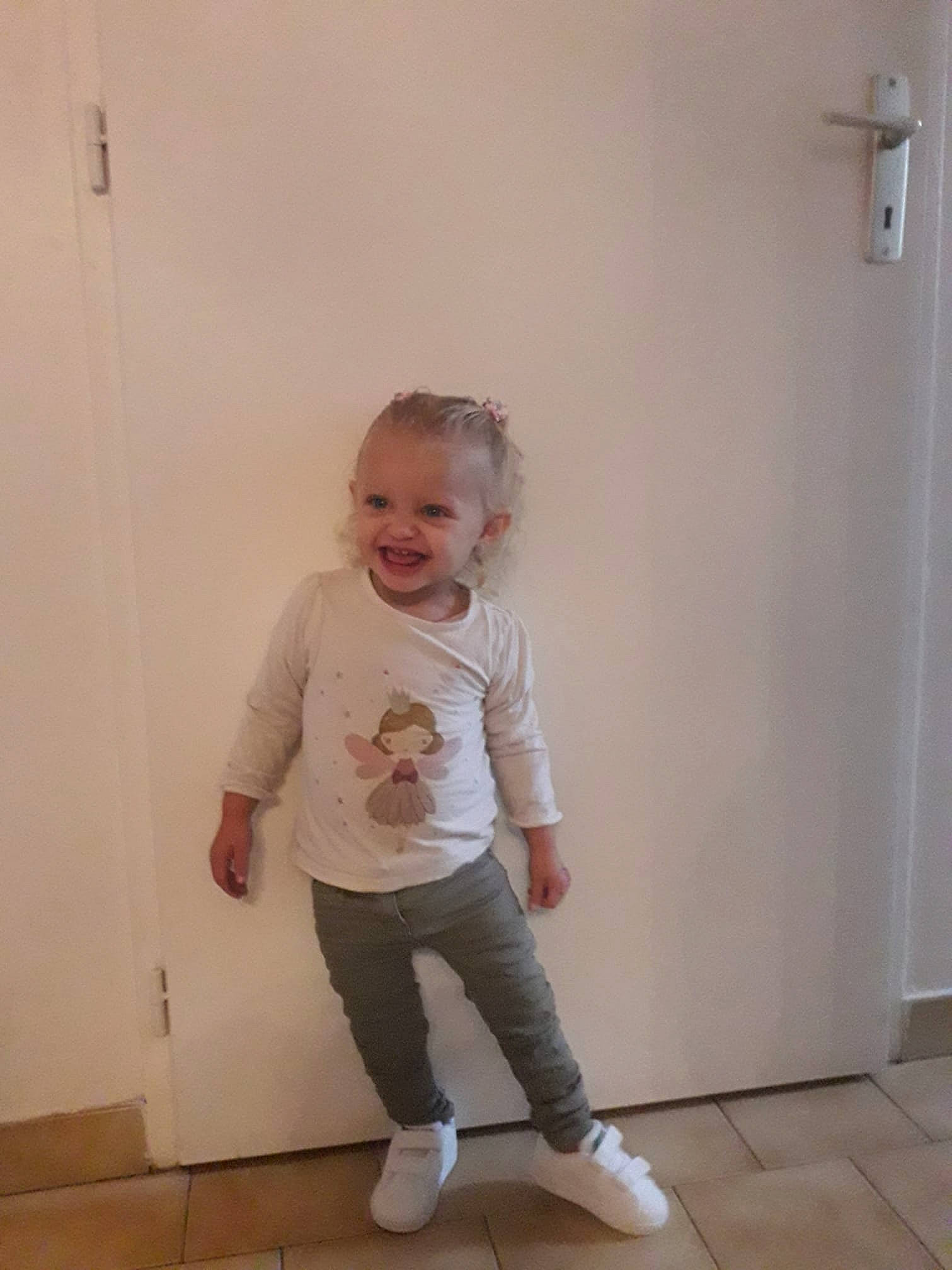 Zahinna participe au concours pour gagner de l'argent avec cette photo : child, floor, flooring, joy, leg, person, shoe, shoulder, sleeve, standing, toddler