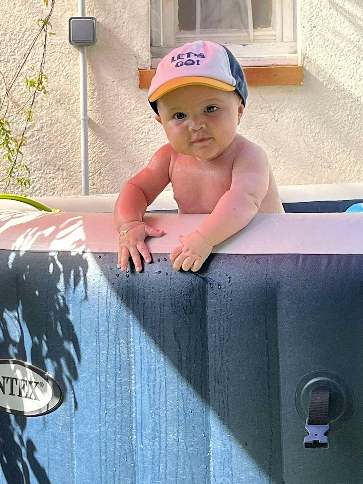 Naël a rejoint le concours — aidez-le/la à gagner de superbes lots ! automotive_design, automotive_exterior, automotive_tire, baby, baby_toddler_clothing, baseball_cap, bumper, cap, child, electric_blue, eyewear, headwear, hood, leisure, motor_vehicle, person, sitting, t_shirt, toddler, vehicle_door